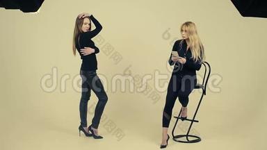 女模特在摄影棚摆姿势拍照，女教师训练模特慢动作